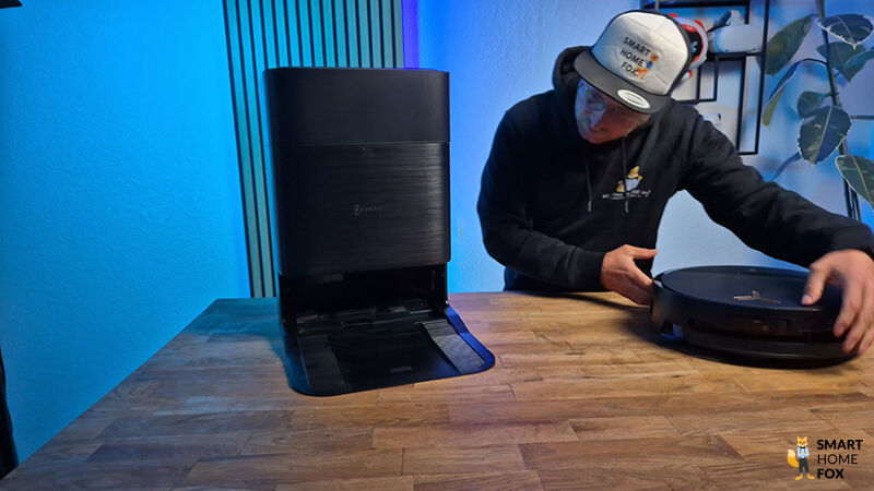 Der ECOVACS DEEBOT X9 PRO OMNI und seine Station stehen auf dem Tisch.